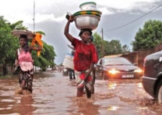 Le ministre de la Sécurité et de la Protection civile, Daoud Aly Mohammedine, a présenté la situation au plan national du 16 au 19 août 2024. Les Régions de Kayes, Koulikoro, Ségou, Mopti, Tombouctou, Gao, Bandiagara, Douentza et le District de Bamako ont enregistré quarante-trois cas d’inondations ayant touché 1182 ménages, soit 7700 sinistrés. Pire, il est déploré cinq morts et neuf blessés.