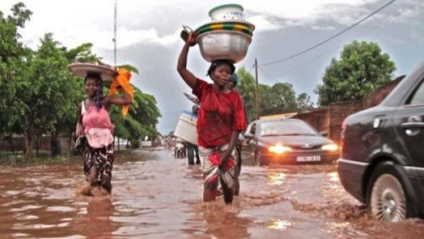 Le ministre de la Sécurité et de la Protection civile, Daoud Aly Mohammedine, a présenté la situation au plan national du 16 au 19 août 2024. Les Régions de Kayes, Koulikoro, Ségou, Mopti, Tombouctou, Gao, Bandiagara, Douentza et le District de Bamako ont enregistré quarante-trois cas d’inondations ayant touché 1182 ménages, soit 7700 sinistrés. Pire, il est déploré cinq morts et neuf blessés.