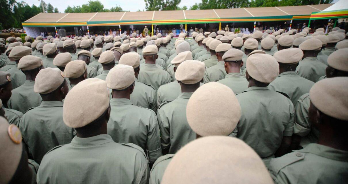 Cette cérémonie, symbole fort du patriotisme et de l'engagement civique, concernait la cinquième cohorte de fonctionnaires ayant accompli leur service militaire obligatoire. Parmi ces 796 recrues, on dénombrait 102 femmes, toutes issues de divers corps professionnels : enseignants-chercheurs, auditeurs de justice, greffiers en chef, élèves fonctionnaires et techniciens en informatique. Cette initiative s’inscrit dans la vision des autorités maliennes de renforcer les valeurs citoyennes et patriotiques au sein de l’administration publique.