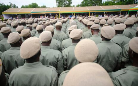 Cette cérémonie, symbole fort du patriotisme et de l'engagement civique, concernait la cinquième cohorte de fonctionnaires ayant accompli leur service militaire obligatoire. Parmi ces 796 recrues, on dénombrait 102 femmes, toutes issues de divers corps professionnels : enseignants-chercheurs, auditeurs de justice, greffiers en chef, élèves fonctionnaires et techniciens en informatique. Cette initiative s’inscrit dans la vision des autorités maliennes de renforcer les valeurs citoyennes et patriotiques au sein de l’administration publique.