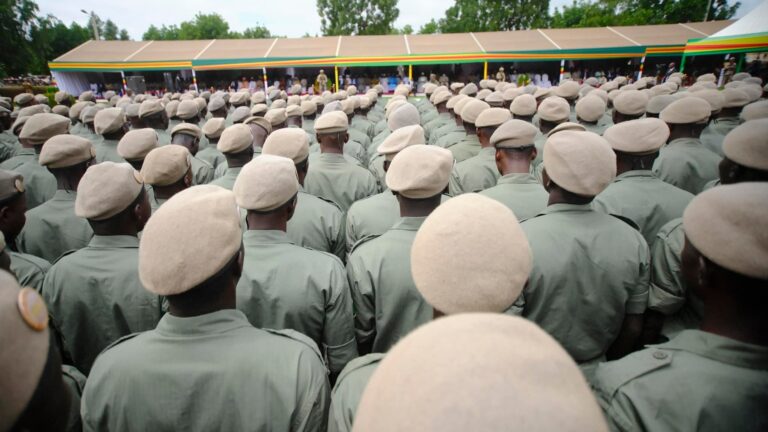 Cette cérémonie, symbole fort du patriotisme et de l'engagement civique, concernait la cinquième cohorte de fonctionnaires ayant accompli leur service militaire obligatoire. Parmi ces 796 recrues, on dénombrait 102 femmes, toutes issues de divers corps professionnels : enseignants-chercheurs, auditeurs de justice, greffiers en chef, élèves fonctionnaires et techniciens en informatique. Cette initiative s’inscrit dans la vision des autorités maliennes de renforcer les valeurs citoyennes et patriotiques au sein de l’administration publique.