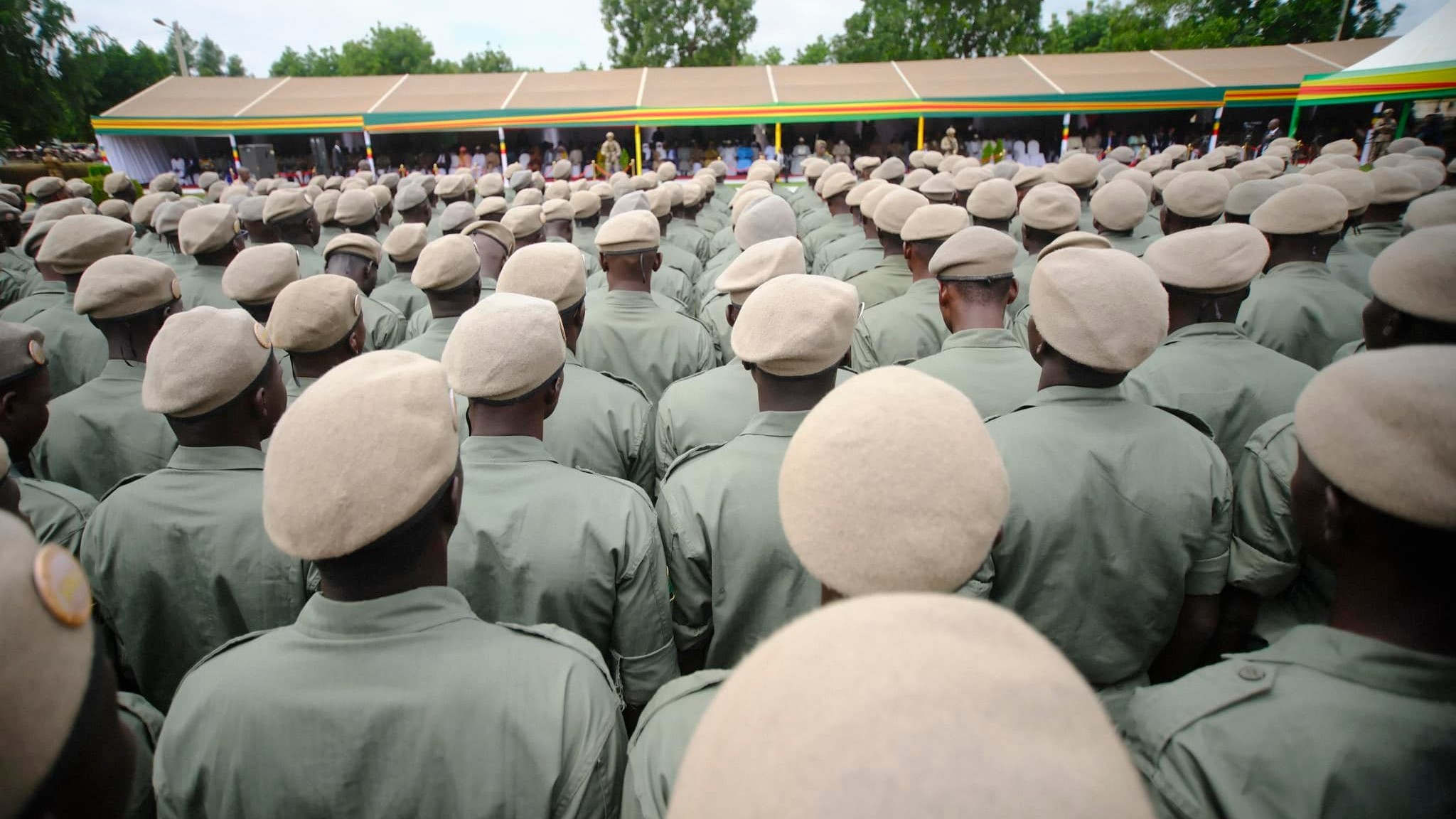 Cette cérémonie, symbole fort du patriotisme et de l'engagement civique, concernait la cinquième cohorte de fonctionnaires ayant accompli leur service militaire obligatoire. Parmi ces 796 recrues, on dénombrait 102 femmes, toutes issues de divers corps professionnels : enseignants-chercheurs, auditeurs de justice, greffiers en chef, élèves fonctionnaires et techniciens en informatique. Cette initiative s’inscrit dans la vision des autorités maliennes de renforcer les valeurs citoyennes et patriotiques au sein de l’administration publique.