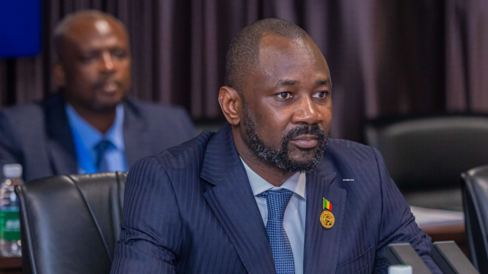 Cette visite s’est conclue par un entretien entre le Président de la Transition et le PDG de PowerChina, M. Chen GUANF, élargi par la suite aux autres membres des deux délégations. Au cours d’une séance de travail, auquel le Président de la Transition a participé, le PDG de la société a présenté les statistiques de l’entreprise pour l’année 2023. Selon M. Chen GUANF, PowerChina intervient dans divers domaines dont l’énergie, les infrastructures, le transport et le numérique. PowerChina est une entreprise chinoise présente dans 130 pays, dont l’Afrique, l’Asie et l’Amérique latine. Sa présence en Afrique remonte aux années 1960, a-t-il expliqué.