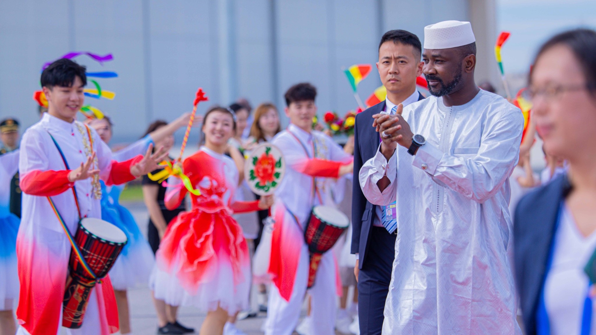 Le Président de la Transition est accompagné d’une importante délégation, comprenant cinq ministres : le Ministre des Affaires Étrangères et de la Coopération Internationale, le Ministre de l’Économie et des Finances, le Ministre de la Défense et des Anciens Combattants, le Ministre de l’Industrie et du Commerce ainsi que le Ministre de l’Énergie et de l’Eau.