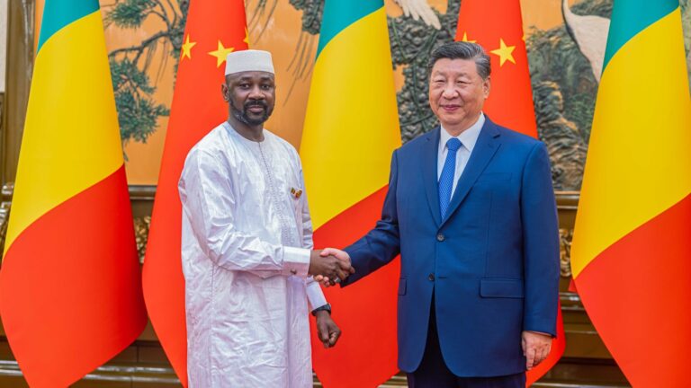 Son Excellence Xi JINPING a rassuré que ces principes sont fermement ancrés dans la politique d’assistance internationale de la Chine. Des principes qui forment les fondations d’une amitié sino-malienne de longue date. Lors des échanges, le Président chinois a laissé entendre que les relations entre le Mali et la Chine seront désormais élevées au statut de partenariat stratégique. La Chine s’engage en conséquence, à poursuivre et intensifier sa coopération avec le Mali tout en l’accompagnant dans la voie de son développement, conformément à ses réalités nationales. Il s’agit d’écrire une nouvelle page historique dans les annales de la coopération sino-malienne.