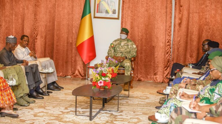 Le Général de Brigade nigérien a rappelé que les ministres de la Réconciliation des pays de l’AES ont effectué, le week-end dernier, un déplacement à Gao en vue de prendre part au lancement de la 3ème édition de la semaine nationale de la réconciliation, dont le thème portait sur la solidarité nationale à l’endroit des victimes des inondations. Un phénomène naturel qui touche tous les pays de la Confédération, cette année, en raison de l’abondance de la pluviométrie.