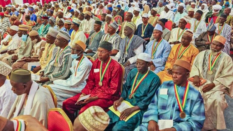 Les villages, fractions et quartiers représentent des structures administratives fondamentales au sein du pays. Conformément à la Loi n°06-023, chacune de ces entités est administrée par un chef, assisté par un conseil. Ce conseil est constitué de membres élus lors d’une Assemblée générale composée de chefs de famille ou de leurs délégués. Le mandat des conseillers est fixé à cinq ans, et ces derniers peuvent être reconduits, en fonction des dispositions légales en vigueur.