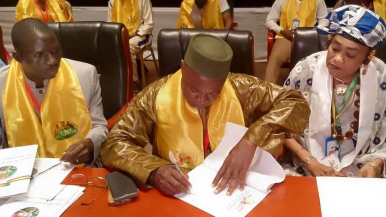 La Charte de Liptako Gourma, signée lors de cet événement, vise à solidifier ces objectifs. Les discours prononcés, dont ceux de Recotrade, des chasseurs, de l'ancien ministre Baba Moulaye Haïdara, ainsi que la lecture de la déclaration commune, ont souligné l'importance de cette union pour un avenir meilleur. « La création de l'AES, à cette date commémorative du 16 septembre 2023, restera gravée dans les annales de l'histoire du Sahel. Nous avons pris le chemin de décider pour nos différents pays, de développer nos peuples et nos territoires. Nous ne sommes pas des peuples qui reculent. Aujourd'hui n'est pas seulement un jour de fête, c'est un jour d'affirmation et de confirmation de la souveraineté retrouvée de nos différents pays », a affirmé Baba Moulaye Haïdara.