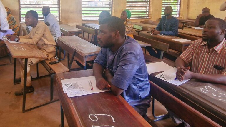 A l'issue du dépouillement des dossiers de candidature, vingt-et-un mille sept cent soixante-cinq (21765) candidats ont été retenus et répartis entre vingt-et-un (21) centres de concours et quatre cent quatre-vingt-quatre (484) salles d'examen sur l'ensemble du territoire national.