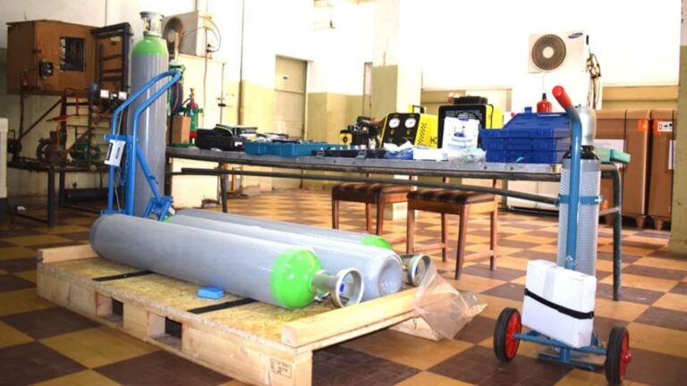 Il convient de rappeler que cette célébration commémore les efforts et actions mis en œuvre par la communauté internationale depuis le 16 septembre 1987, pour la restauration et la protection de la couche d'ozone à travers le Protocole de Montréal, relatif à la gestion des substances qui appauvrissent la couche d'ozone. La plus grande partie du rayonnement UV est absorbée par l'ozone et ne peut ainsi atteindre la surface de la Terre. Sans l'effet protecteur de l'ozone, la vie sur Terre n'aurait pas évolué comme elle l'a fait.