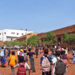 Le ministre a expliqué que ce report est dû à l'« état de catastrophe naturel » en cours, qui a particulièrement affecté plusieurs régions du pays. En effet, de nombreuses écoles publiques sont actuellement occupées par des familles sinistrées, victimes des inondations qui ravagent certaines zones depuis plusieurs semaines. Ces établissements scolaires sont devenus des refuges temporaires pour des centaines de personnes déplacées, rendant impossible la tenue des cours dans les conditions habituelles.