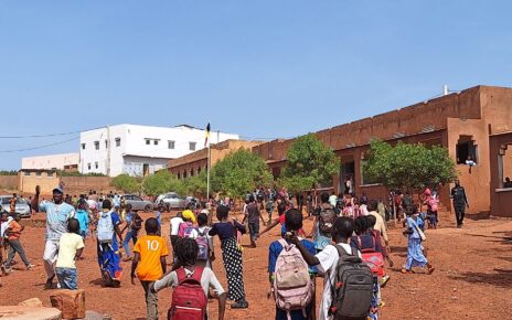 Le ministre a expliqué que ce report est dû à l'« état de catastrophe naturel » en cours, qui a particulièrement affecté plusieurs régions du pays. En effet, de nombreuses écoles publiques sont actuellement occupées par des familles sinistrées, victimes des inondations qui ravagent certaines zones depuis plusieurs semaines. Ces établissements scolaires sont devenus des refuges temporaires pour des centaines de personnes déplacées, rendant impossible la tenue des cours dans les conditions habituelles.