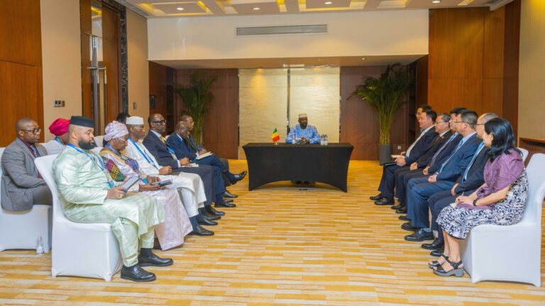 Le Président-Directeur Général de Gangfeng, Wang XIAOSHEN, a exprimé sa satisfaction après la rencontre : « Nous avons eu l’honneur d’être reçus par le Président de la Transition pour discuter des investissements de Gangfeng au Mali, notamment du projet de Goulamina. Ce projet avance très bien. Nous sommes en train de finaliser l’étalonnage de certains équipements et l’inauguration est prévue pour novembre 2024. »
