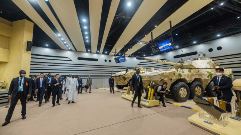 Cette première visite du Président de la Transition avant les travaux du Forum sur la Coopération Sino-Africaine (FOCAC), a été conclue par la signature d'une importante convention. Cet accord entre la partie chinoise et malienne, signé par le Ministre de la Défense et des Anciens Combattants, et le Directeur de la société Norinco, porte sur l'acquisition de nouveaux équipements militaires.