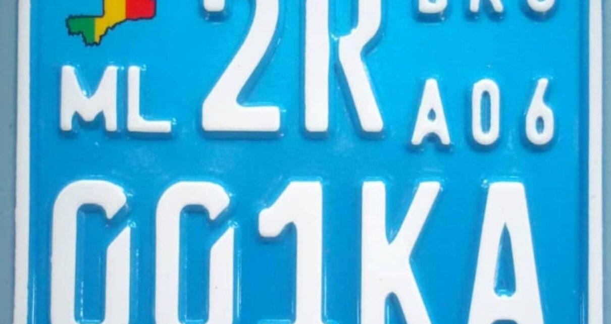 Les plaques d'immatriculation apposées aux véhicules et engins motorisés se présentent, à titre d'illustration pour le District de Bamako et la Région de Kayes, conformément aux figures rectangles ci-après : ML AA 025 AA BKD AD3 et ML AA 049 AA KAY CO2.