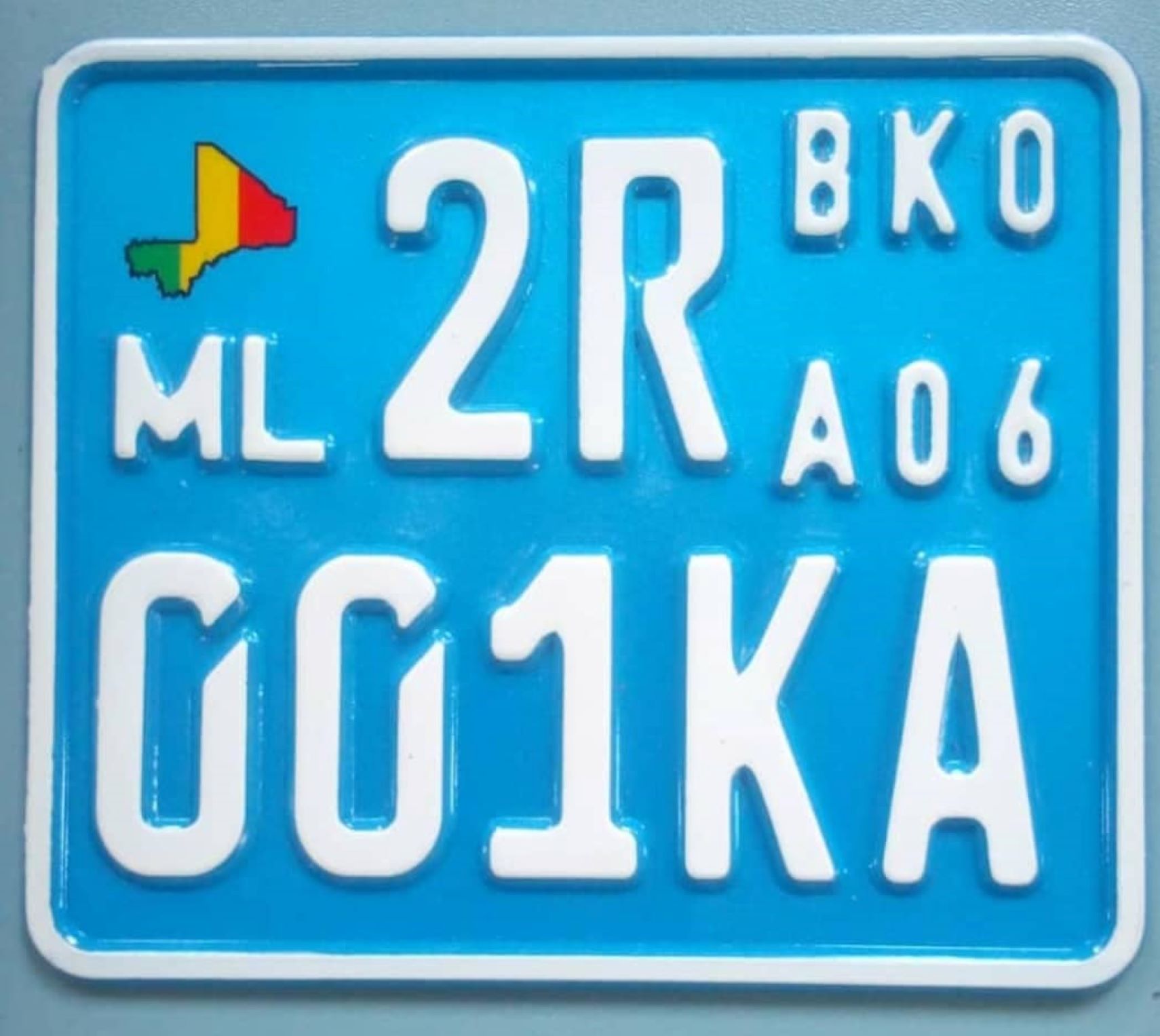 Les plaques d'immatriculation apposées aux véhicules et engins motorisés se présentent, à titre d'illustration pour le District de Bamako et la Région de Kayes, conformément aux figures rectangles ci-après : ML AA 025 AA BKD AD3 et ML AA 049 AA KAY CO2.