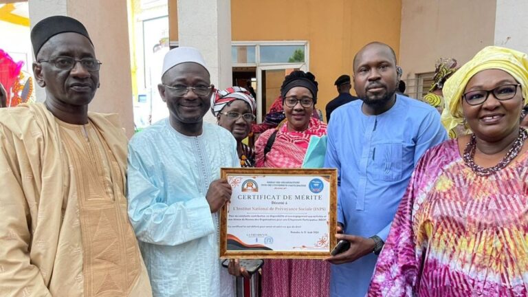 Cette participation de l’INPS à cette commémoration a été l’occasion pour le premier responsable de l’institut de présenter le régime de l’Assurance Volontaire à cette organisation regroupant des associations de femmes qui mènent des activités génératrices de revenus. Il s’agissait aussi d’encourager les membres du ROCP à venir souscrire.