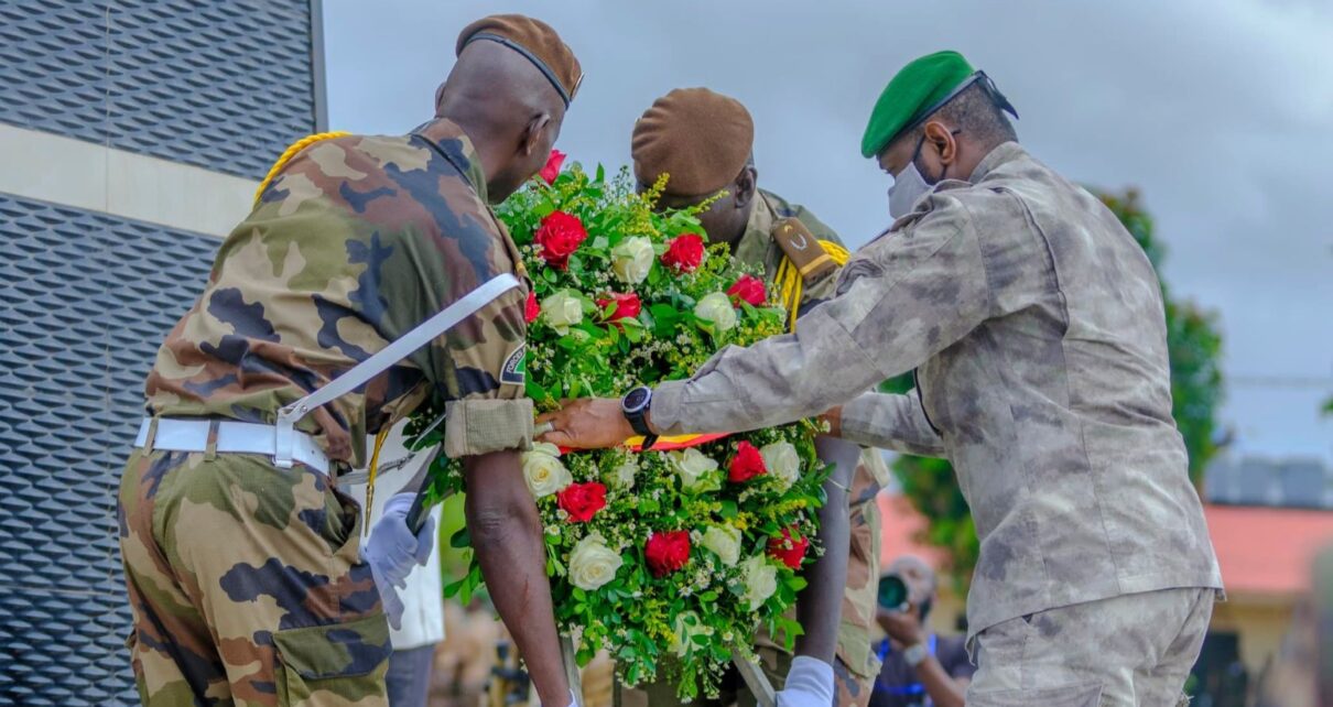 Le Président de la Transition a également souligné l’importance de la lutte contre le terrorisme, affirmant que le Mali, en collaboration avec ses partenaires de la Confédération des États du Sahel (AES), mettra tous les moyens en œuvre pour éradiquer cette menace. Il a rappelé que les récentes attaques terroristes, visant l’École de la Gendarmerie et l’Aéroport, étaient des actes désespérés visant à affaiblir le moral des troupes. « Nous allons traquer ces groupes armés de jour comme de nuit jusqu’à ce que notre pays soit totalement débarrassé de cette menace », a-t-il affirmé avec fermeté.