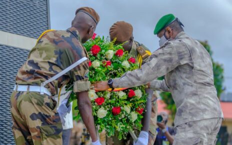 Le Président de la Transition a également souligné l’importance de la lutte contre le terrorisme, affirmant que le Mali, en collaboration avec ses partenaires de la Confédération des États du Sahel (AES), mettra tous les moyens en œuvre pour éradiquer cette menace. Il a rappelé que les récentes attaques terroristes, visant l’École de la Gendarmerie et l’Aéroport, étaient des actes désespérés visant à affaiblir le moral des troupes. « Nous allons traquer ces groupes armés de jour comme de nuit jusqu’à ce que notre pays soit totalement débarrassé de cette menace », a-t-il affirmé avec fermeté.