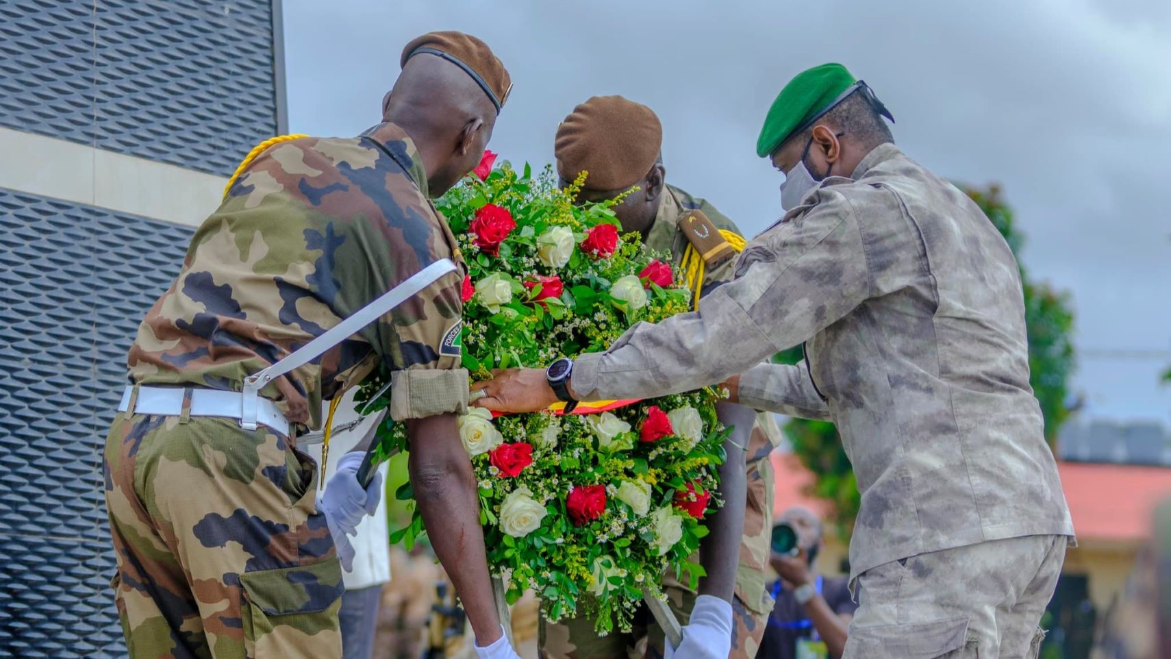 Le Président de la Transition a également souligné l’importance de la lutte contre le terrorisme, affirmant que le Mali, en collaboration avec ses partenaires de la Confédération des États du Sahel (AES), mettra tous les moyens en œuvre pour éradiquer cette menace. Il a rappelé que les récentes attaques terroristes, visant l’École de la Gendarmerie et l’Aéroport, étaient des actes désespérés visant à affaiblir le moral des troupes. « Nous allons traquer ces groupes armés de jour comme de nuit jusqu’à ce que notre pays soit totalement débarrassé de cette menace », a-t-il affirmé avec fermeté.