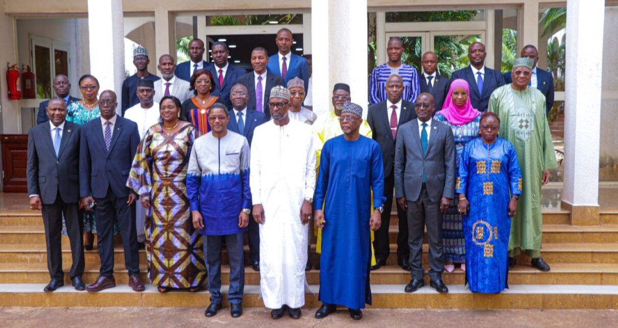 La Confédération AES, selon Diop, a également provoqué un bouleversement géopolitique au Sahel et au-delà, marquant une rupture avec les anciennes dynamiques de dépendance internationale. « Nos États ne subissent désormais aucun diktat et ne plient devant aucune injonction », a déclaré le ministre malien, mettant en avant la vision partagée des trois chefs d’État de recentrer les décisions politiques sur les intérêts de leurs peuples.