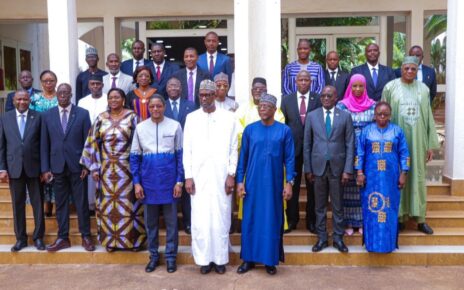 La Confédération AES, selon Diop, a également provoqué un bouleversement géopolitique au Sahel et au-delà, marquant une rupture avec les anciennes dynamiques de dépendance internationale. « Nos États ne subissent désormais aucun diktat et ne plient devant aucune injonction », a déclaré le ministre malien, mettant en avant la vision partagée des trois chefs d’État de recentrer les décisions politiques sur les intérêts de leurs peuples.