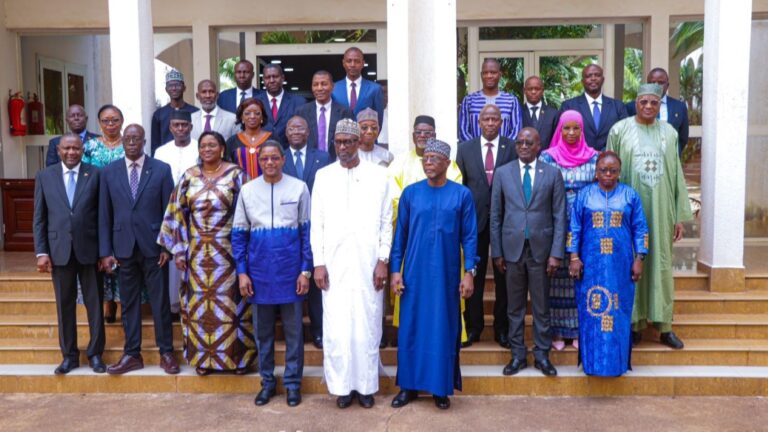 La Confédération AES, selon Diop, a également provoqué un bouleversement géopolitique au Sahel et au-delà, marquant une rupture avec les anciennes dynamiques de dépendance internationale. « Nos États ne subissent désormais aucun diktat et ne plient devant aucune injonction », a déclaré le ministre malien, mettant en avant la vision partagée des trois chefs d’État de recentrer les décisions politiques sur les intérêts de leurs peuples.