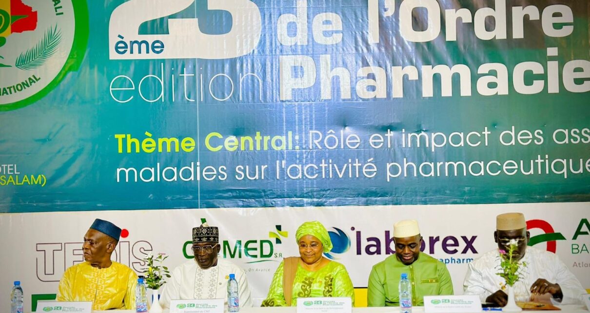 Les pharmaciens de la région Afrique de l’ouest (Burkina Faso, Sénégal, Côte d’Ivoire, République de Guinée, Benin, Togo) sont venus nombreux pour participer avec leurs confrères maliens, à cette rencontre scientifique de haut niveau qui porte sur le thème : « le rôle et l’impact des assurances maladies sur l’activité pharmaceutique ».