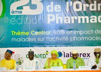 Les pharmaciens de la région Afrique de l’ouest (Burkina Faso, Sénégal, Côte d’Ivoire, République de Guinée, Benin, Togo) sont venus nombreux pour participer avec leurs confrères maliens, à cette rencontre scientifique de haut niveau qui porte sur le thème : « le rôle et l’impact des assurances maladies sur l’activité pharmaceutique ».