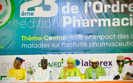 Les pharmaciens de la région Afrique de l’ouest (Burkina Faso, Sénégal, Côte d’Ivoire, République de Guinée, Benin, Togo) sont venus nombreux pour participer avec leurs confrères maliens, à cette rencontre scientifique de haut niveau qui porte sur le thème : « le rôle et l’impact des assurances maladies sur l’activité pharmaceutique ».