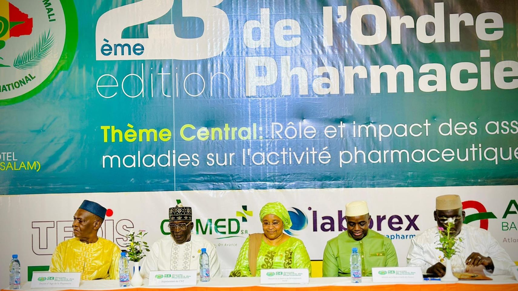 Les pharmaciens de la région Afrique de l’ouest (Burkina Faso, Sénégal, Côte d’Ivoire, République de Guinée, Benin, Togo) sont venus nombreux pour participer avec leurs confrères maliens, à cette rencontre scientifique de haut niveau qui porte sur le thème : « le rôle et l’impact des assurances maladies sur l’activité pharmaceutique ».
