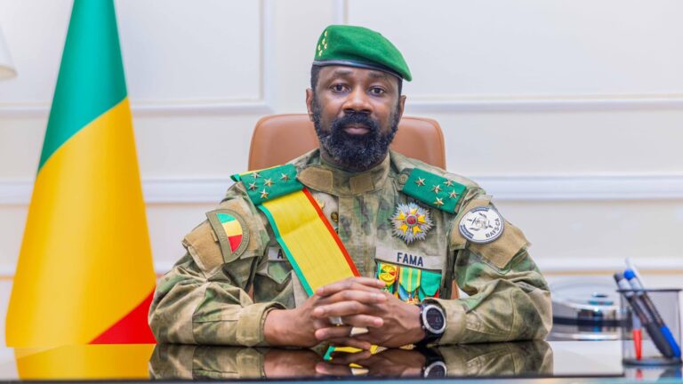 De même, Malick DIAW, Sadio CAMARA, Ismaël WAGUE et Modibo KONE ont été élevés au rang de Généraux de Corps d’Armée, tandis qu’Abdoulaye MAIGA a été nommé Général de Division, également à titre exceptionnel.