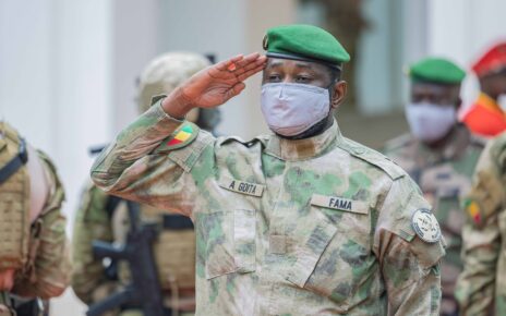 Le Colonel Assimi Goïta, Président de la Transition et Chef de l’État, a été élevé « au rang de Général d’Armée », devenant ainsi le plus haut gradé militaire du pays. Cette promotion exceptionnelle fait de lui la figure militaire la plus puissante du Mali, succédant au Général quatre étoiles Amadou Aya Sanogo.