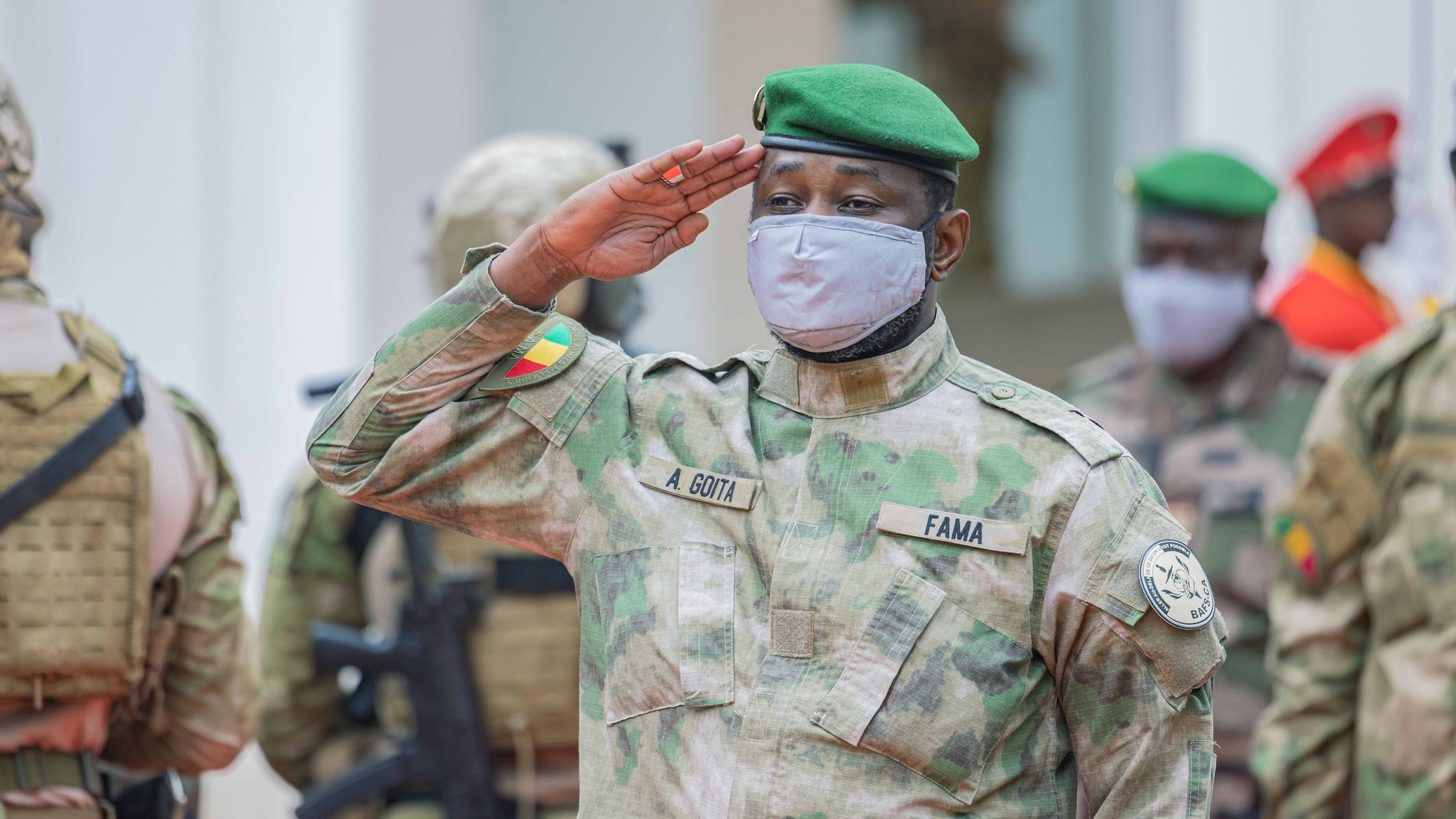 Le Colonel Assimi Goïta, Président de la Transition et Chef de l’État, a été élevé « au rang de Général d’Armée », devenant ainsi le plus haut gradé militaire du pays. Cette promotion exceptionnelle fait de lui la figure militaire la plus puissante du Mali, succédant au Général quatre étoiles Amadou Aya Sanogo.