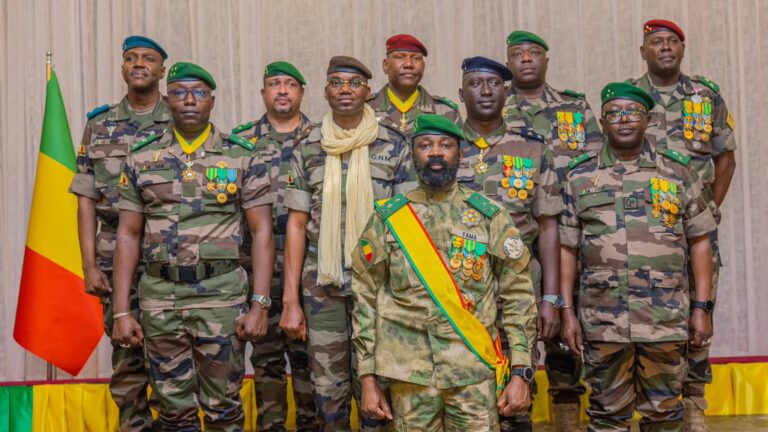 Lors de cette cérémonie, le Chef suprême des Armées, après avoir lui-même reçu ses attributs de Général d’armée à titre exceptionnel, a procédé au port des galons des nouveaux Généraux de corps d’Armée et de Division. Pour rappel, lors de la session ordinaire du Conseil des ministres du 16 septembre 2024, le Général Assimi GOÏTA avait été promu au grade de Général d’Armée à titre exceptionnel. De même, Malick DIAW, Sadio CAMARA, Ismaël WAGUE et Modibo KONE ont été élevés au rang de Généraux de Corps d’Armée, tandis qu’Abdoulaye MAIGA a été nommé Général de Division, également à titre exceptionnel.