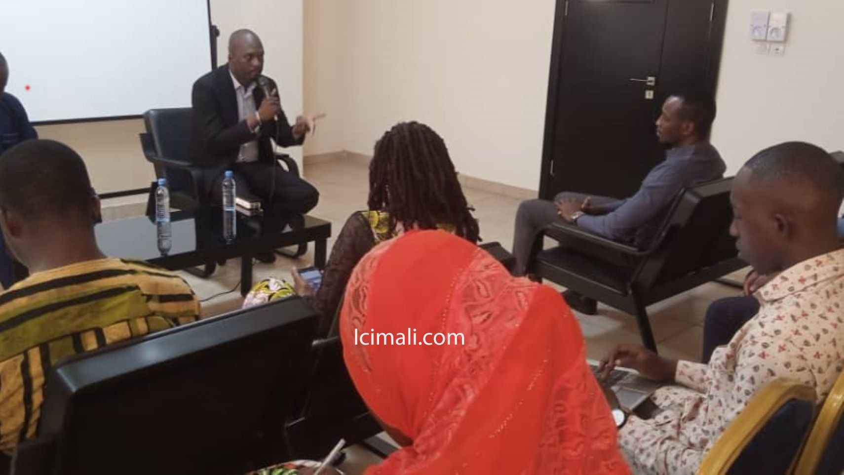 Hamidou Doumbia, un orateur éloquent et engagé, a captivé l’auditoire avec son discours incisif sur l’importance de l’engagement citoyen des jeunes. Pour lui, l’avenir du Mali repose sur la jeunesse et sa capacité à s’informer, se former et s’impliquer activement dans la gestion des affaires publiques.