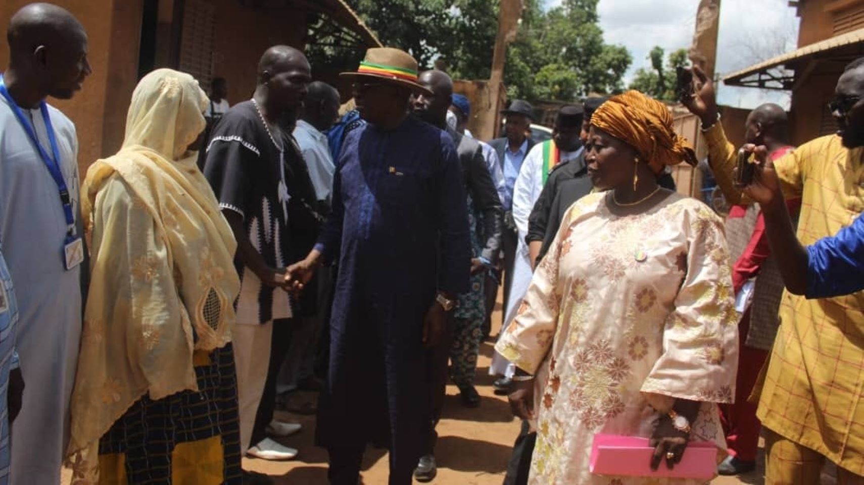 Très ému, le ministre de l'Education Nationale, Dr Amadou Sy Savané a souligné qu'il est en mission du chef de l'État, le Colonel Assimi Goita. Il a indiqué qu'il a pris bonne note des doléances et que le gouvernement est mobilisé pour trouver une solution définitive à ce problème qui préoccupe les plus hautes autorités, d'où cette visite pour prendre langue avec les sinistrés. Il a également annoncé que des dispositions sont prises afin d'installer les sinistrés sur un autre site. Le chef du département de l'Education Nationale est reparti très satisfait de cette visite qui lui a permis de faire l'état de la situation et de poser les balises pour une rentrée scolaire réussie.