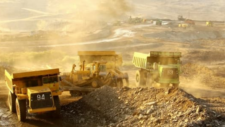 Le renouvellement du permis, désormais en vigueur pour une nouvelle décennie, s’inscrit dans le cadre d’un partenariat plus équilibré entre l’État malien et la société exploitante. Il permettra à SEMOS de poursuivre ses opérations tout en contribuant davantage au développement économique du pays, tout particulièrement à travers une gestion rigoureuse des ressources naturelles.