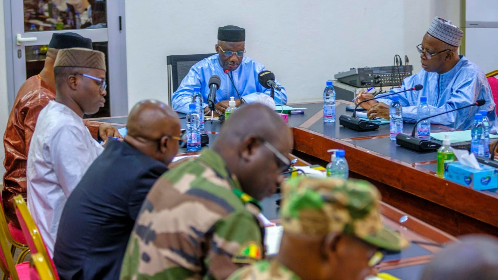 Ce projet ambitieux, initié par le Président de la Transition de la République du Mali, Son Excellence le Général d’armée Assimi GOÏTA, vise à revisiter les grandes étapes de l’organisation militaire du Mali, des empires anciens jusqu’à l’ère post indépendance, en impliquant les chercheurs et experts nationaux pour documenter cette histoire