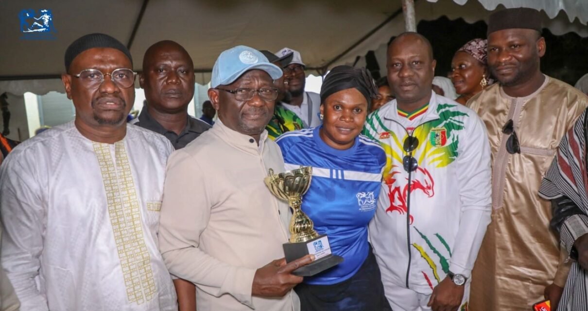 La journée a démarré en fanfare avec la finale féminine, où les joueuses de l’INPS ont dominé la CMSS dès le coup d’envoi donné par le Ministre de la Santé et de la Solidarité, le Colonel Assan Badiallo TOURÉ. Bien en place et déterminées, les Dames de l’INPS ont rapidement pris le contrôle du match, enchaînant les offensives et imposant leur rythme. Résultat : un triomphe incontestable de 3-1 qui a enflammé leurs supporters. Les autorités présentes, dont plusieurs hauts responsables des caisses de sécurité sociale, n’ont pas caché leur admiration pour cette performance de haut niveau, applaudissant chaleureusement les deux équipes.