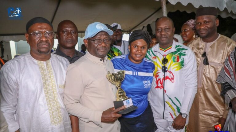 La journée a démarré en fanfare avec la finale féminine, où les joueuses de l’INPS ont dominé la CMSS dès le coup d’envoi donné par le Ministre de la Santé et de la Solidarité, le Colonel Assan Badiallo TOURÉ. Bien en place et déterminées, les Dames de l’INPS ont rapidement pris le contrôle du match, enchaînant les offensives et imposant leur rythme. Résultat : un triomphe incontestable de 3-1 qui a enflammé leurs supporters. Les autorités présentes, dont plusieurs hauts responsables des caisses de sécurité sociale, n’ont pas caché leur admiration pour cette performance de haut niveau, applaudissant chaleureusement les deux équipes.
