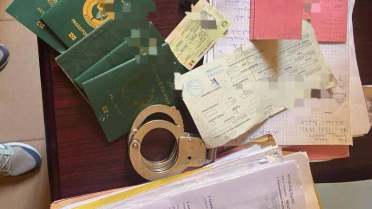 Se faisant passer pour un cadre de la police, cet usurpateur faisait l’objet de plusieurs plaintes. Une perquisition à son domicile a permis de découvrir des éléments incriminants : tenues uniformes, une paire de menottes, cinq passeports, des documents administratifs variés (cartes grises, permis de conduire, etc.), ainsi que des documents relatifs à des parcelles et des démarches de recrutement.