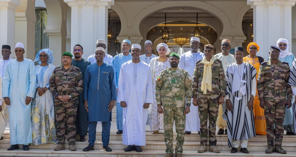 A l’ouverture de la session, le Président de la Transition, Chef de l’Etat a présenté ses chaleureuses félicitations et ses vœux de réussite au Premier ministre, Chef du Gouvernement, le Général de Division Abdoulaye MAIGA et aux membres du Gouvernement pour la confiance placée en eux en raison de leurs compétences.