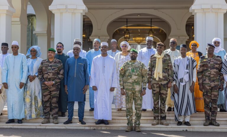 A l’ouverture de la session, le Président de la Transition, Chef de l’Etat a présenté ses chaleureuses félicitations et ses vœux de réussite au Premier ministre, Chef du Gouvernement, le Général de Division Abdoulaye MAIGA et aux membres du Gouvernement pour la confiance placée en eux en raison de leurs compétences.