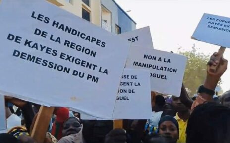 Les rues de nombreuses villes du Mali, de Kayes à Kidal, ont également vibré au rythme de cette mobilisation. Des banderoles et slogans explicites ont marqué ces manifestations, dénonçant notamment le Premier ministre, Dr Choguel Kokalla Maïga, avec des messages tels que : « Choguel Maïga, démission ! », « Choguel, traître », et « L’espoir de la Nation repose sur le Général Assimi Goïta ». Des pancartes affichant un soutien explicite à une éventuelle candidature du Général Goïta ont fait leur apparition : « Ménaka dit oui à la candidature du Général d’Armée Assimi Goïta. »