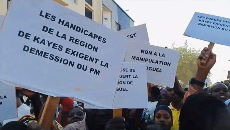 Les rues de nombreuses villes du Mali, de Kayes à Kidal, ont également vibré au rythme de cette mobilisation. Des banderoles et slogans explicites ont marqué ces manifestations, dénonçant notamment le Premier ministre, Dr Choguel Kokalla Maïga, avec des messages tels que : « Choguel Maïga, démission ! », « Choguel, traître », et « L’espoir de la Nation repose sur le Général Assimi Goïta ». Des pancartes affichant un soutien explicite à une éventuelle candidature du Général Goïta ont fait leur apparition : « Ménaka dit oui à la candidature du Général d’Armée Assimi Goïta. »