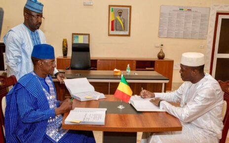 Le Général Abdoulaye Maïga, un homme de confiance du Président Goïta, a accompagné avec chaleur son prédécesseur vers la sortie, affirmant ainsi sa volonté d’assurer une continuité dans la gestion des affaires de l’État, malgré le contexte tendu de ce changement.