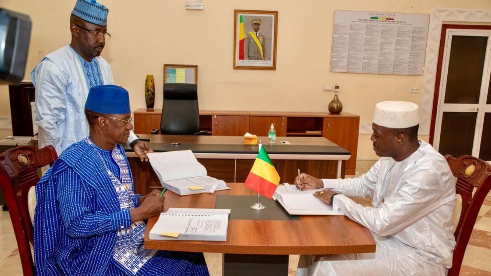 Le Général Abdoulaye Maïga, un homme de confiance du Président Goïta, a accompagné avec chaleur son prédécesseur vers la sortie, affirmant ainsi sa volonté d’assurer une continuité dans la gestion des affaires de l’État, malgré le contexte tendu de ce changement.