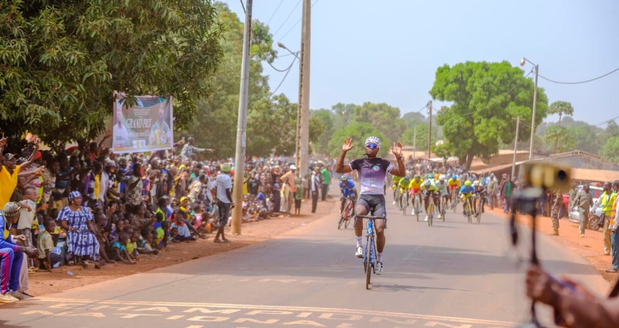 En cyclisme, c’est Tiemoko Diallo du club Airness de Nièna qui a remporté le Grand prix Général d’armée Assimi GOÏTA sur 120 challengers. Il empoche une somme de 200 000 F CFA et un sac de riz. En football, la finale opposait l’équipe Djiblen club de Nièna et Banzana.