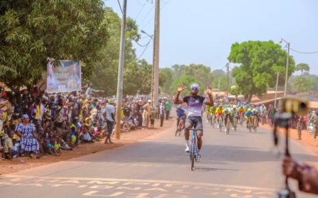 En cyclisme, c’est Tiemoko Diallo du club Airness de Nièna qui a remporté le Grand prix Général d’armée Assimi GOÏTA sur 120 challengers. Il empoche une somme de 200 000 F CFA et un sac de riz. En football, la finale opposait l’équipe Djiblen club de Nièna et Banzana.